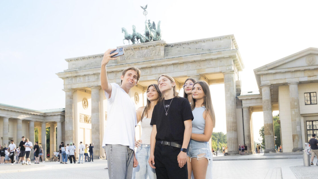 Berlin-Teenager-Selfie_at_the_Brandenburg_Gate-8914-16x9_2